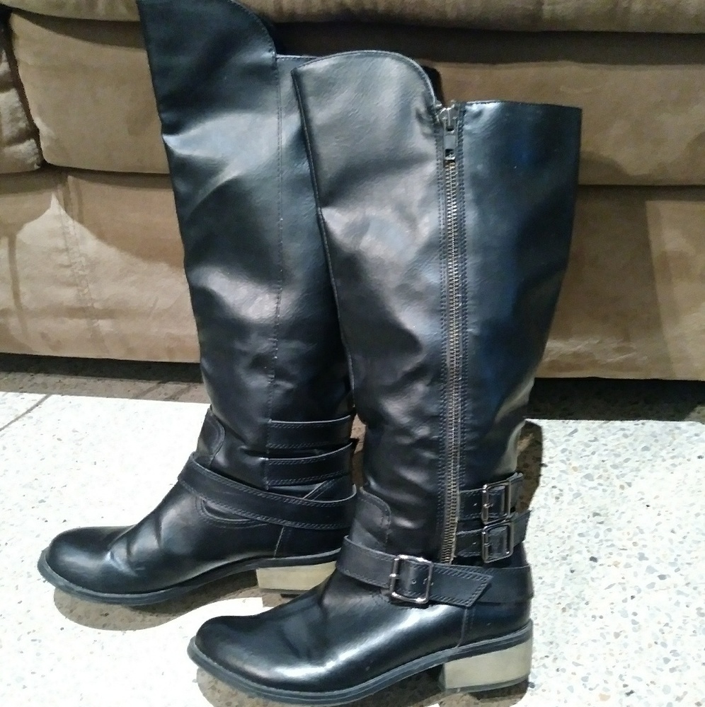 Black moto boots